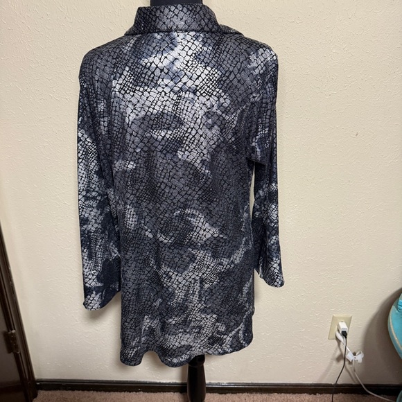 Mishca Stylish Black and Gray Tie-Front Blouse Reptile Snake Metallic Cardigan - Picture 5 of 7